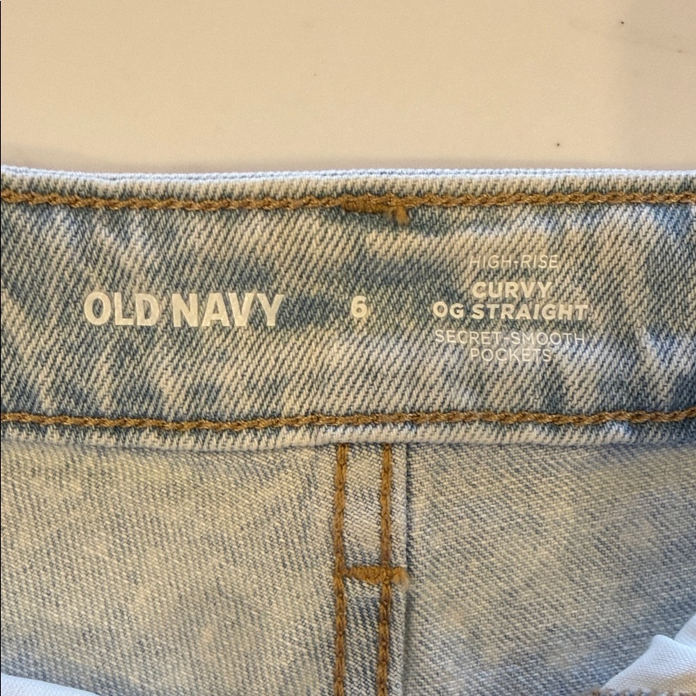NWT Old Navy Curvy OG Straight Distressed Denim Shorts Size 6 3” inseam - Picture 2 of 4